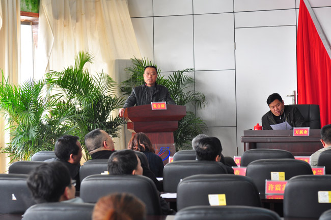 先進(jìn)單位—雙峰分公司代表上臺發(fā)言